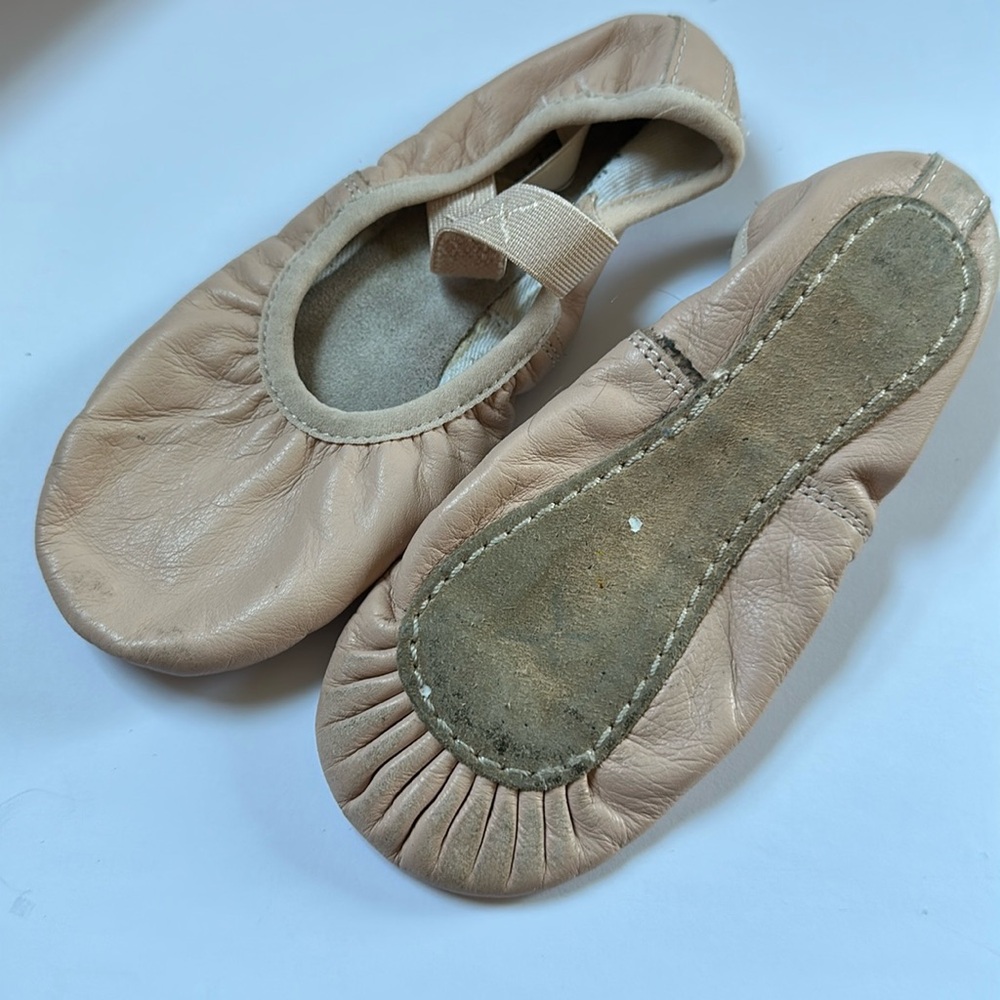 Gently used leather Capezio ballet slipper size 12w